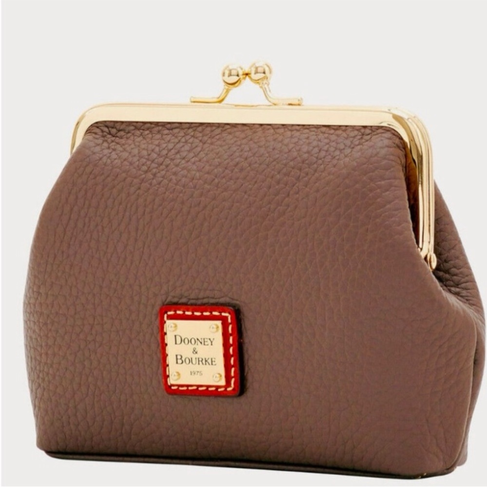 NWOT Dooney&Bourke Pebble Grain Large framed Purse 👛